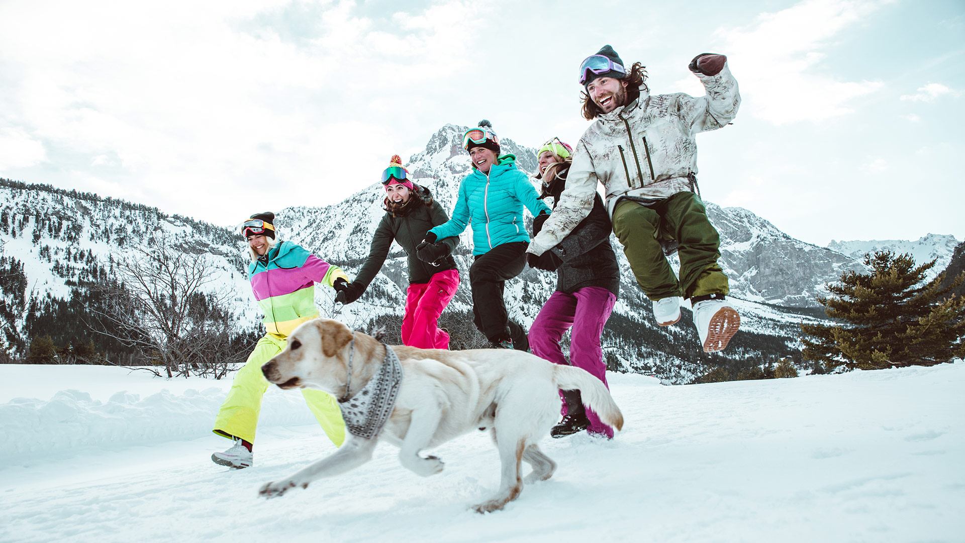 Freunde mit Hund im Skiurlaub